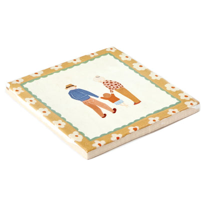 Tegeltje gezinswandeling bloemenrand pastelkleuren intieme sfeer
