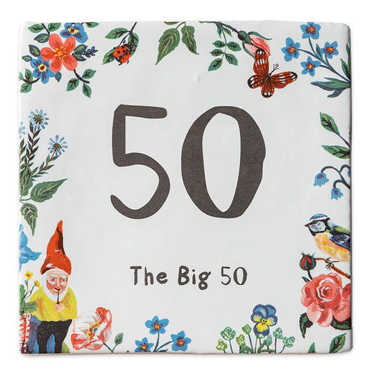 Tegeltje met '50', omlijst door bloemen en dieren