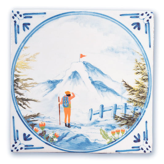 Geslaagd of jubileum cadeau tegeltje met wandelaar bij bergtop