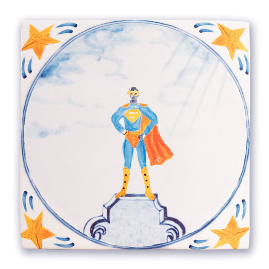 Gepersonaliseerd tegeltje met superheld in blauwe en oranje outfit