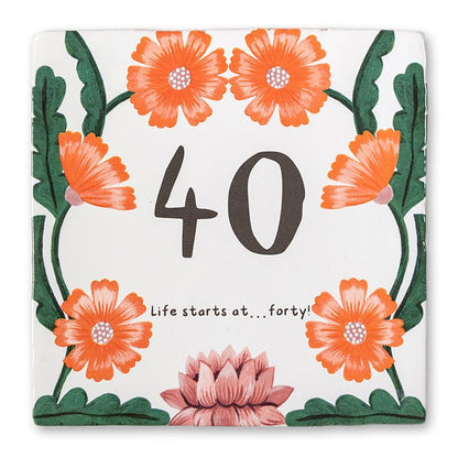 Jubileumcadeau tegeltje met jaartal en oranje bloemen versierd
