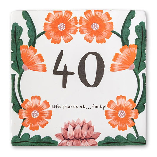 Jubileumcadeau tegeltje met jaartal en oranje bloemen versierd