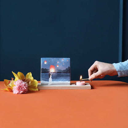 Gepersonaliseerd tegeltje met lampionnen op houten standaard met kaars