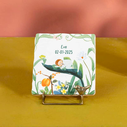 Tegeltje met kind en planten op standaard