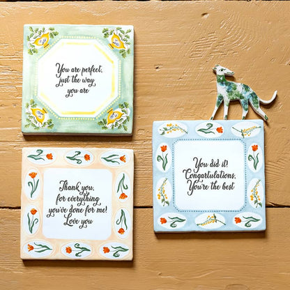 Tegeltjes met inspirerende teksten op houten tafel gepresenteerd