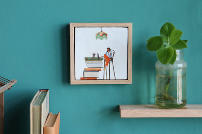Geslaagd cadeau tegeltje vrouw leest boeken aan muur