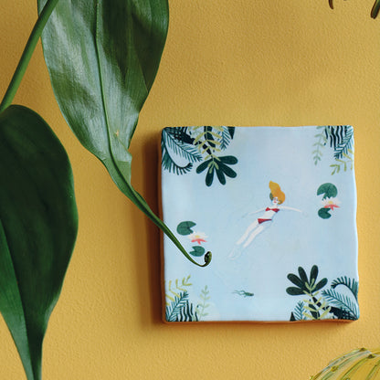 Geslaagd cadeau tegeltje zwemmende vrouw omgeven door groene planten