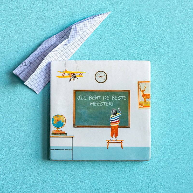 Gepersonaliseerd tegeltje met schoolbordtekening op blauwe achtergrond gepresenteerd