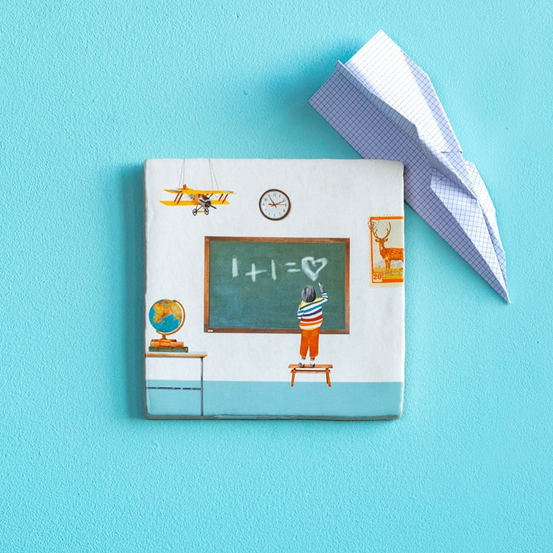 Gepersonaliseerd tegeltje met schoolbord en kind in onderwijssetting