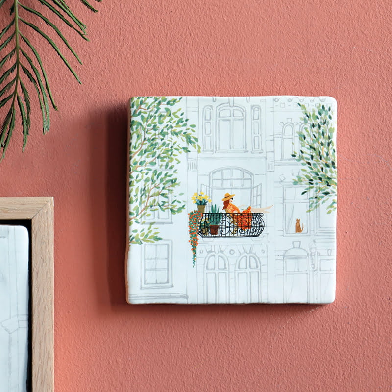 Nieuw huis cadeau tegeltje met balkonillustratie aan roze muur