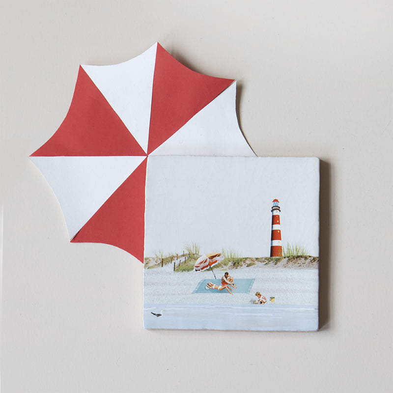 Tegeltje Ameland strand met vuurtoren en rode paraplu decor