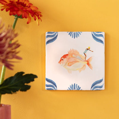 Tegeltje vis met zwemster aan een gele muur