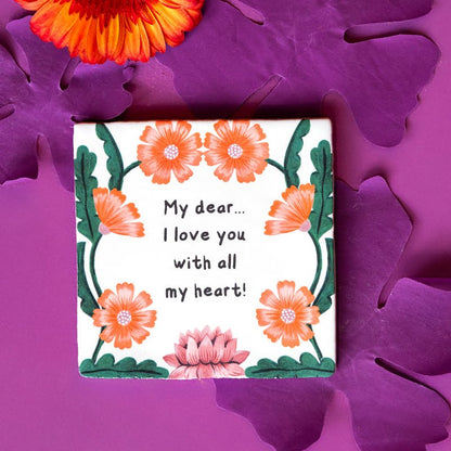 Tegeltje met oranje bloemen en Engelse liefdesboodschap