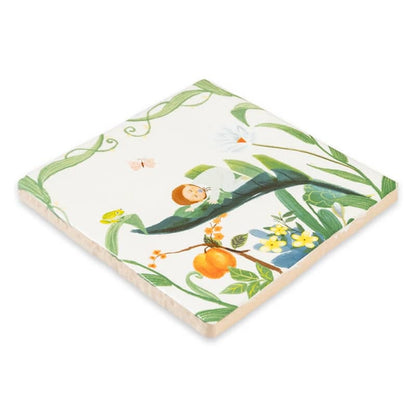 Tegeltje met bloemen, bladeren en een slak in tuin