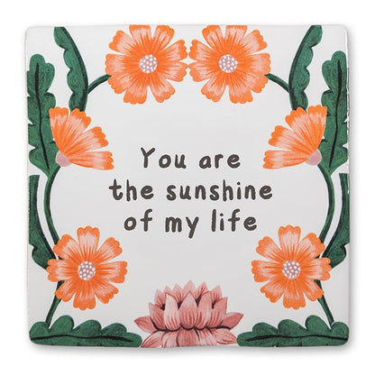 Tegeltje met oranje bloemen en Engelse tekst