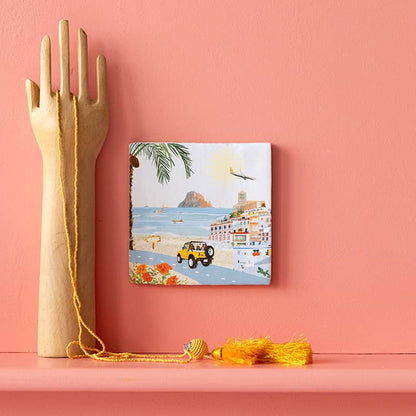 Tegeltje Ibiza met zee en gebouwen op roze plank