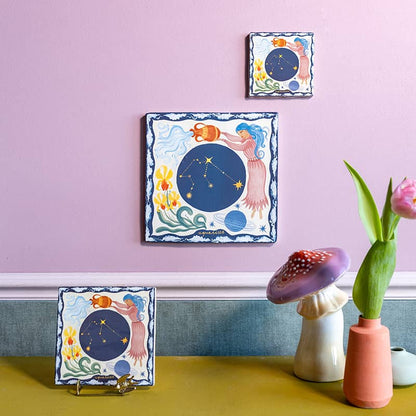 Geboortetegeltje waterman op kleurrijke wand met decoraties eromheen