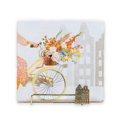 Tegeltje met fiets, bloemen in mand, stadsachtergrond, metalen houder