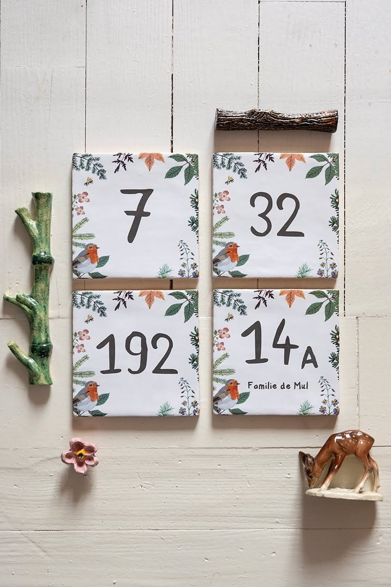 Huisnummer tegeltje met vogeltjes en bloemen op houten achtergrond