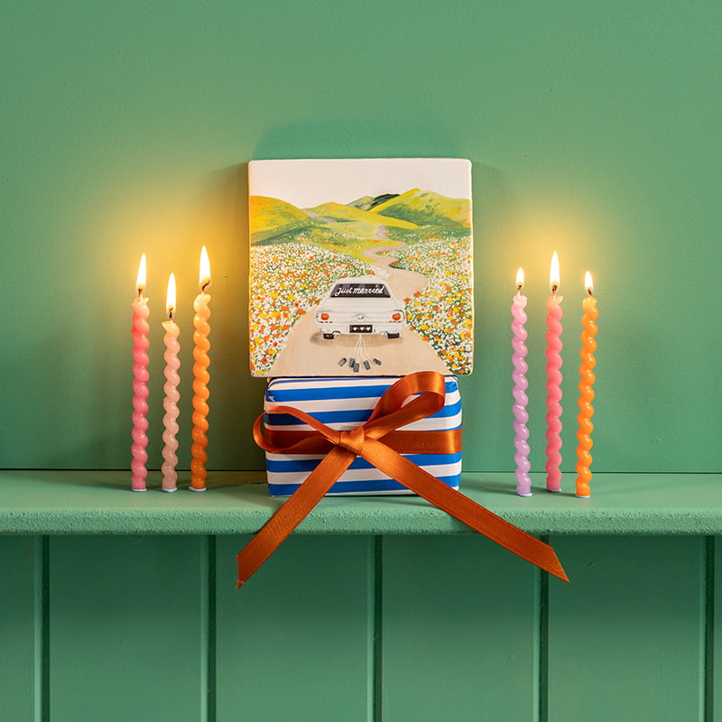 Huwelijkscadeau tegeltje met auto, op cadeau met kaarsen