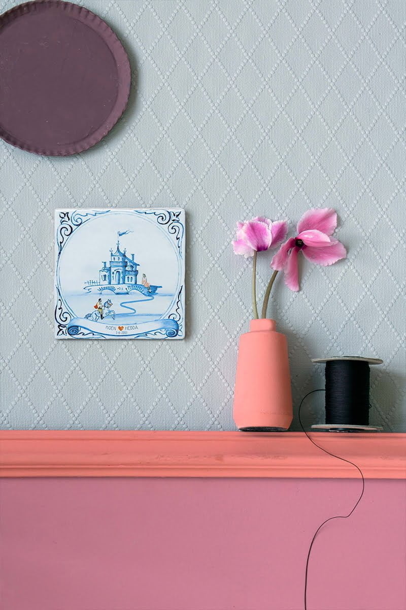 Huwelijkscadeau tegeltje met kasteelmotief, gepresenteerd op pastelkleurige muur