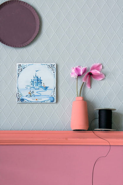 Huwelijkscadeau tegeltje met kasteelmotief, gepresenteerd op pastelkleurige muur