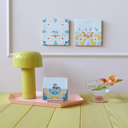 Tegeltje zebra en vogels aan muur, tafel met lamp