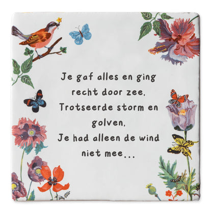 Tegeltje met tekst en bloemen, vogel en vlinders versierd
