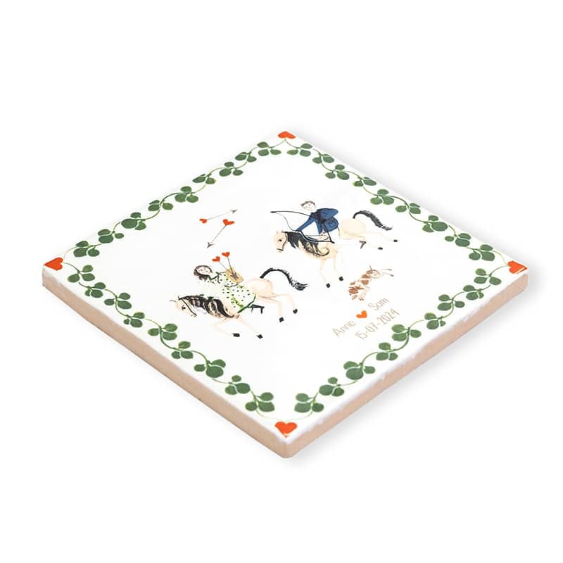 Huwelijkscadeau tegeltje met ruiters, omrand met groene blaadjes