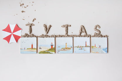 Tegeltjes Terschelling met vuurtorens en zandletters, parasol linksboven
