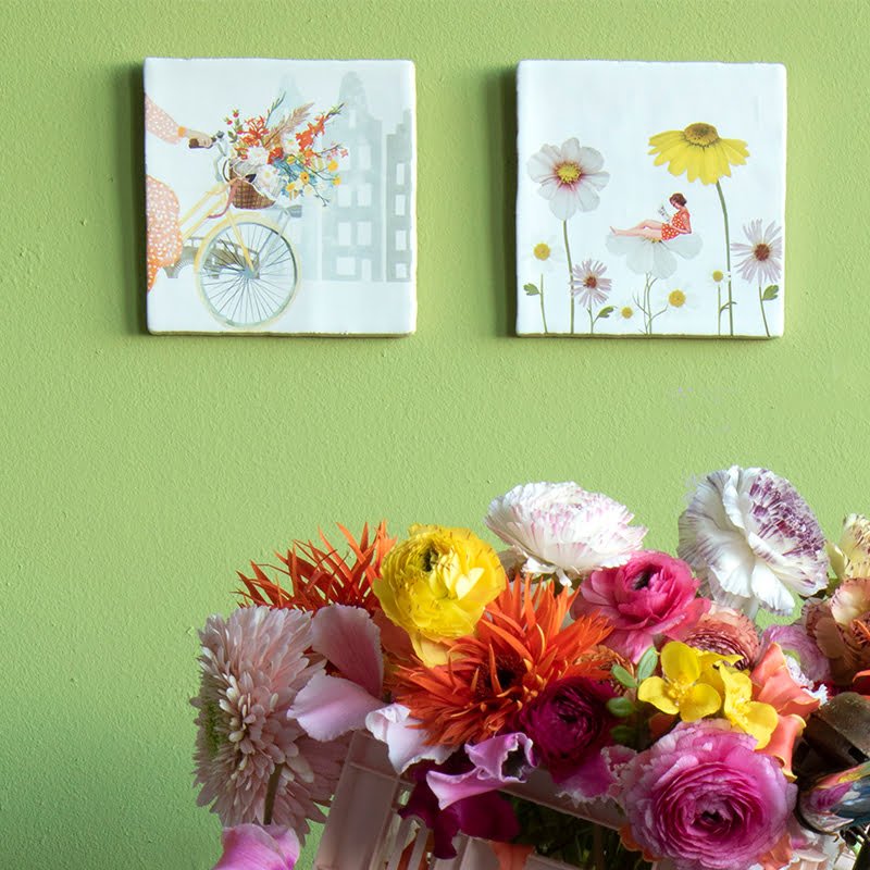 Tegeltje bloemenfiets en bloemenmeisje groene muur kleurrijke bos bloemen