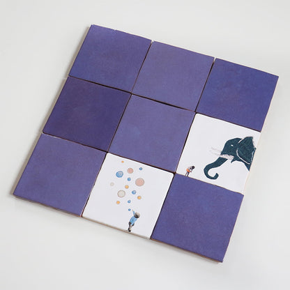 Negen tegels, donkerblauw en wit met illustraties, gerangschikt