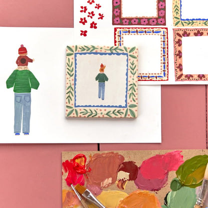 Tegeltje kind op schouders ouder tussen schildermaterialen en ontwerpen