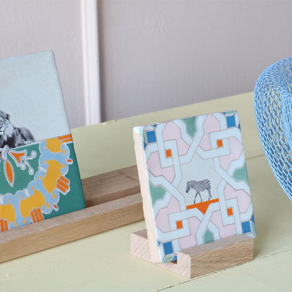 Tegeltje zebra geometrisch op houten standaard in interieur geplaatst