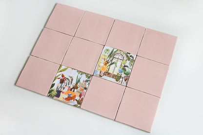 Roze tegels met twee tegels bedrukte illustraties van planten