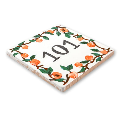 Huisnummer tegeltje met perziken en groene bladeren decoratie