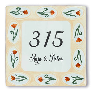Huisnummer tegeltje met oranje bloemen en namen decoratie