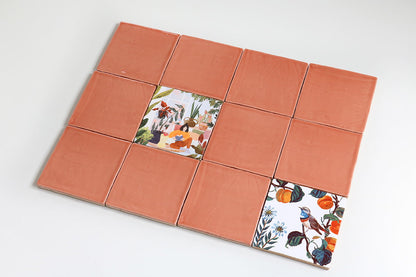 Negen terracotta tegeltjes met twee kleurrijke kunsttegel-inzetstukken erin