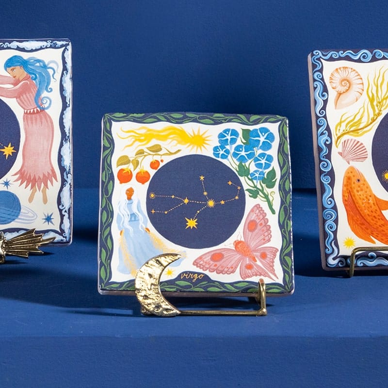 Geboortetegeltje sterrenbeeld met decoratieve elementen op blauwe achtergrond