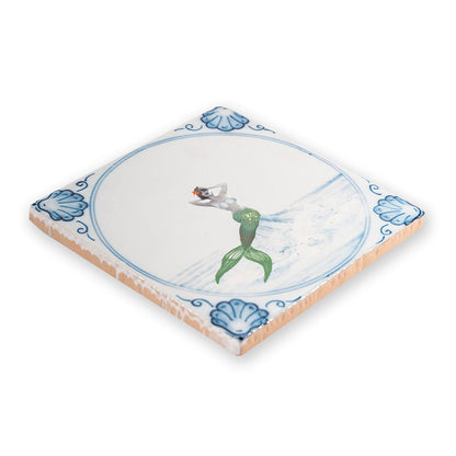 Delfts blauw tegeltje met zeemeermin die schelp vasthoudt