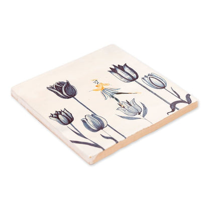 Tegeltje met tulpen en een gele vogel in het midden