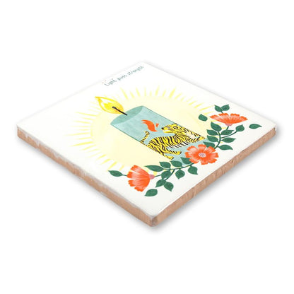 Gepersonaliseerd tegeltje met kaars en tijger, omgeven door bloemen