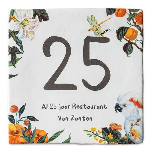 Tegeltje met cijfers, bloemen, vogel en tekst over jubileum