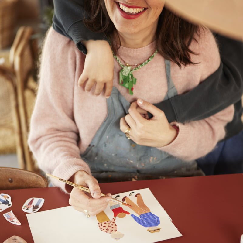 Tegeltje schilderend persoon gezellig met kind in creatieve omgeving