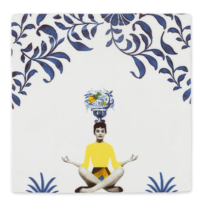 Tegeltje met mediterende persoon en blauwe decoratieve patronen