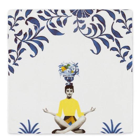 Tegeltje met mediterende persoon en blauwe decoratieve patronen