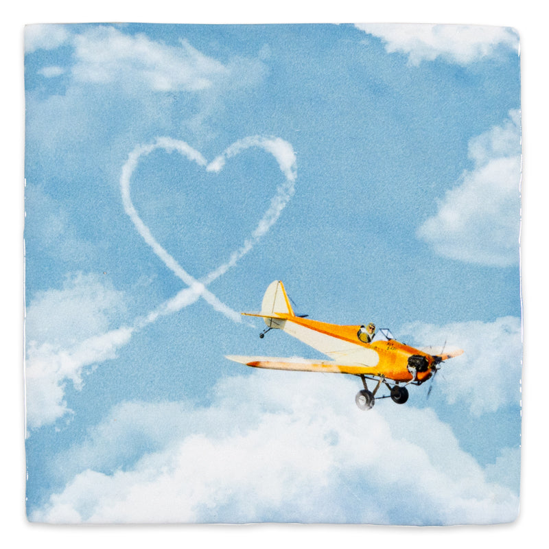 tegeltje vliegtuig schrijft hartje in de lucht