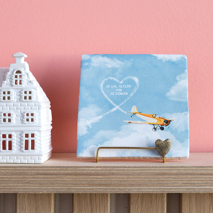 Tegeltje met eigen tekst in hartje gemaakt door het vliegtuig