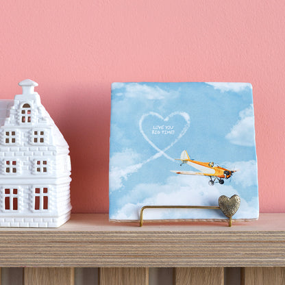 Tegeltje met Engelse spreuk in het hartje gemaakt door het vliegtuig