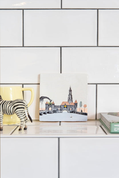 Tegeltje Amersfoort keuken tegen witte betegelde muur